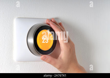 Smart Thermostat mit einer Hand Einstellen der Temperatur Stockfoto