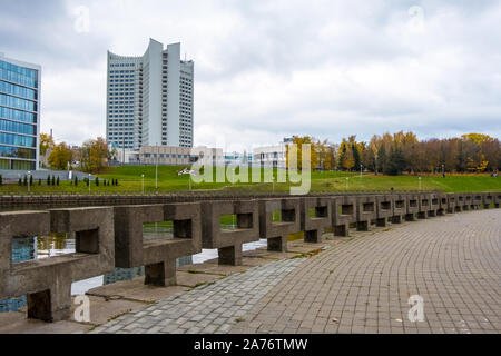 Minsk, Weißrussland - Oktober, 13, 2019: Fluss Swislotsch und Herbst Stadtbild von Bezirk Nyamiha in der Innenstadt von Minsk, Weißrussland Stockfoto