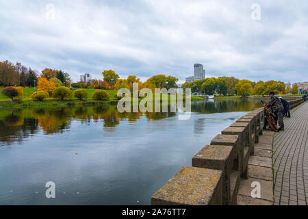 Minsk, Weißrussland - Oktober, 13, 2019: Fluss Swislotsch und Herbst Stadtbild von Bezirk Nyamiha in der Innenstadt von Minsk, Weißrussland Stockfoto