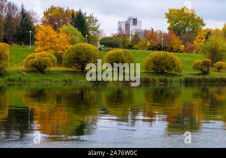 Minsk, Weißrussland - Oktober, 13, 2019: Fluss Swislotsch und Herbst Stadtbild von Bezirk Nyamiha in der Innenstadt von Minsk, Weißrussland Stockfoto