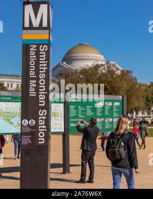 WASHINGTON, DC, USA - U-Bahnhof, Smithsonian National Mall. Leute schauen auf Karten. Stockfoto