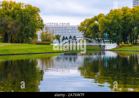 Minsk, Weißrussland - Oktober, 13, 2019: Fluss Swislotsch und Herbst Stadtbild von Bezirk Nyamiha in der Innenstadt von Minsk, Weißrussland Stockfoto