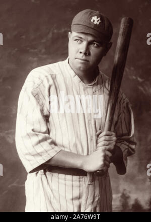 Baseballlegende Babe Ruth (1895-1948) mit einem Baseballschläger in einem Studio Portrait, c 1920. Stockfoto