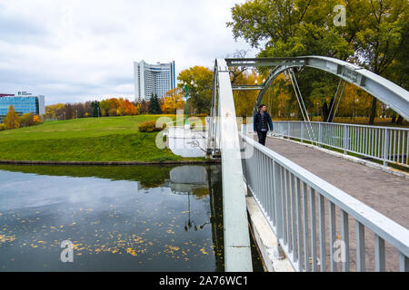 Minsk, Weißrussland - Oktober, 13, 2019: Fluss Swislotsch und Herbst Stadtbild von Bezirk Nyamiha in der Innenstadt von Minsk, Weißrussland Stockfoto