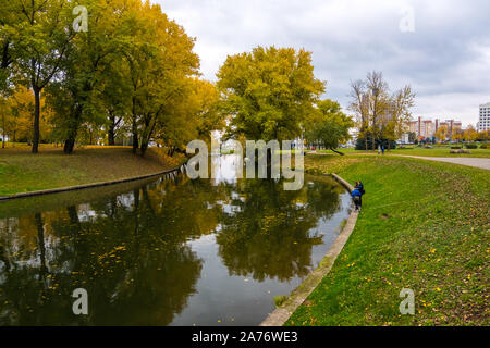 Minsk, Weißrussland - Oktober, 13, 2019: Fluss Swislotsch und Herbst Stadtbild von Bezirk Nyamiha in der Innenstadt von Minsk, Weißrussland Stockfoto