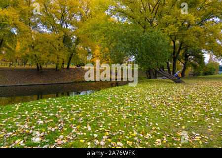 Minsk, Weißrussland - Oktober, 13, 2019: Fluss Swislotsch und Herbst Stadtbild von Bezirk Nyamiha in der Innenstadt von Minsk, Weißrussland Stockfoto