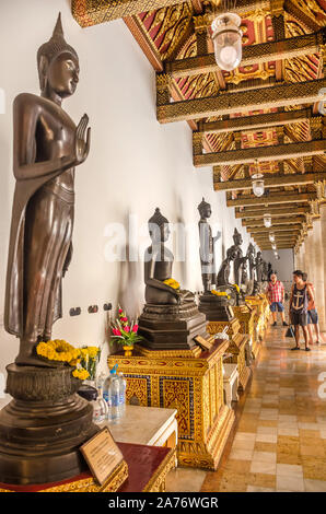 BANGKOK, THAILAND - 22. Dezember 2018: Buddha Skulpturen in Wat Benchamabophit ist ein buddhistischer Tempel, ist es eine große Touristenattraktion in Bangkok. Stockfoto