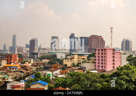 BANGKOK, THAILAND - 22. Dezember 2018: Panoramablick auf die Skyline der Stadt Bangkok, im Hintergrund Bangkok Innenstadt und Hochhaus Skyline. Stockfoto