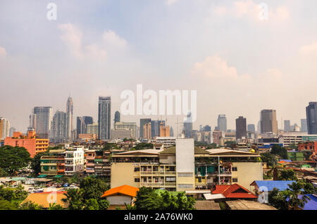 BANGKOK, THAILAND - 22. Dezember 2018: Panoramablick auf die Skyline der Stadt Bangkok, im Hintergrund Bangkok Innenstadt und Hochhaus Skyline. Stockfoto