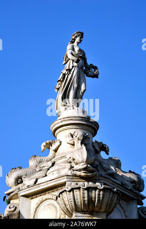 Mumbai, Indien - Nahaufnahme der römischen Göttin Flora Brunnen in England aus Portland Stein gemacht wurde. Hutatma Chowk Heritage Monument Das Hotel liegt in Fort Stockfoto