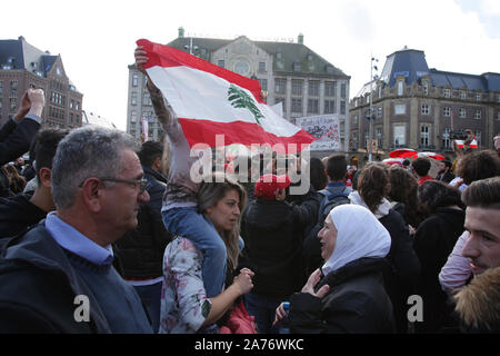 Die Mitglieder des libanesischen Gemeinschaft Demonstranten skandieren Parolen während einer Demonstration gegen die Regierung am Dam Square am 26. Oktober in Amsterdam, Niederlande Stockfoto