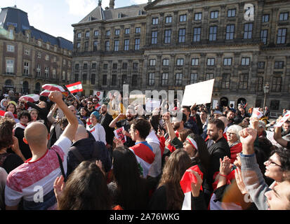 Die Mitglieder des libanesischen Gemeinschaft Demonstranten skandieren Parolen während einer Demonstration gegen die Regierung am Dam Square am 26. Oktober in Amsterdam, Niederlande Stockfoto