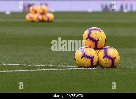 LONDON, ENGLAND - Oktober 27, 2018: Offizielle Spielbälle 2018/19 dargestellt vor der Englischen Premier League Spiel zwischen dem FC Fulham und AFC Bournemouth im Craven Cottage. Stockfoto