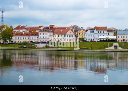 Minsk, Weißrussland - Oktober, 13, 2019: Blick auf Trinity Hill und swislotsch River. Altes Teil Nyamiha in der Innenstadt von Minsk, Weißrussland Stockfoto