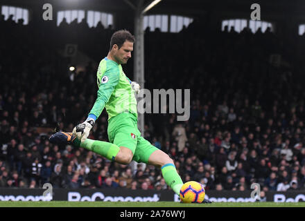 LONDON, ENGLAND - 27. OKTOBER 2018: Asmir Begovic von Bournemouth 2018/19 dargestellt während der Englischen Premier League Spiel zwischen dem FC Fulham und AFC Bournemouth im Craven Cottage. Stockfoto