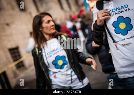 Rom, Italien. 30 Okt, 2019. Garnison von Auchan Arbeitnehmer/SMA vor der Inszenierung. Heute, Mittwoch, 30. Oktober ist der Tag der nationalen Streik der 18.000 Mitarbeiter der Auchan und SMA-Vertriebsnetz von Conad. Die Gewerkschaften Fisascat Filcams CGIL, CISL und Uiltucs es am Tisch für die Streitigkeiten, die sprechen von der 'dramatische sozialen Auswirkungen' der Streit, mit Redundanzen zwischen direkten und indirekten Mitarbeiter in Rom, Italien, geplant verkünden. (Foto von Andrea Ronchini/Pacific Press) Quelle: Pacific Press Agency/Alamy leben Nachrichten Stockfoto