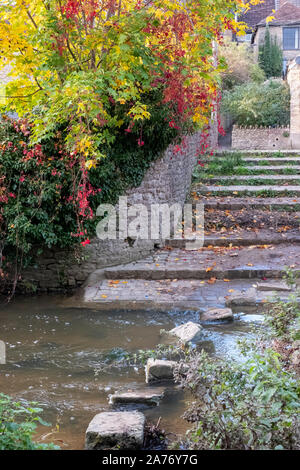 Alte Trittsteine über den Fluss Brue in der Nähe von packesel Brücke im Bruton, Somerset UK, fotografiert im Herbst mit Farben des Herbstes. Stockfoto