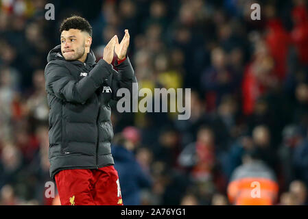 Liverpool, Großbritannien. 30 Okt, 2019. Alex Oxlade-Chamberlain von Liverpool klatschen die Fans am Ende des Spiels. Carabao Schale, EFL Cup Runde 4 Match, Liverpool V Arsenal bei Anfield Stadion in Liverpool am Mittwoch, den 30. Oktober 2019. Dieses Bild dürfen nur für redaktionelle Zwecke verwendet werden. Nur die redaktionelle Nutzung, eine Lizenz für die gewerbliche Nutzung erforderlich. Keine Verwendung in Wetten, Spiele oder einer einzelnen Verein/Liga/player Publikationen. pic von Chris Stading/Andrew Orchard sport Fotografie/Alamy Live news Credit: Andrew Orchard sport Fotografie/Alamy leben Nachrichten Stockfoto