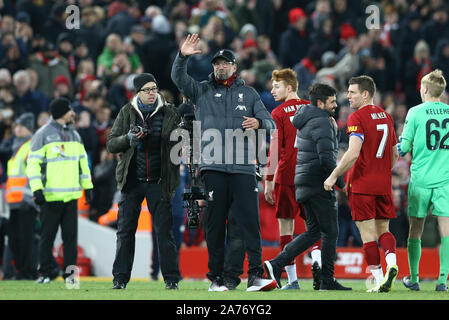 Liverpool, Großbritannien. 30 Okt, 2019. Liverpool Manager Jürgen Klopp Wellen zu den Kop am Ende des Spiels. Carabao Schale, EFL Cup Runde 4 Match, Liverpool V Arsenal bei Anfield Stadion in Liverpool am Mittwoch, den 30. Oktober 2019. Dieses Bild dürfen nur für redaktionelle Zwecke verwendet werden. Nur die redaktionelle Nutzung, eine Lizenz für die gewerbliche Nutzung erforderlich. Keine Verwendung in Wetten, Spiele oder einer einzelnen Verein/Liga/player Publikationen. pic von Chris Stading/Andrew Orchard sport Fotografie/Alamy Live news Credit: Andrew Orchard sport Fotografie/Alamy leben Nachrichten Stockfoto