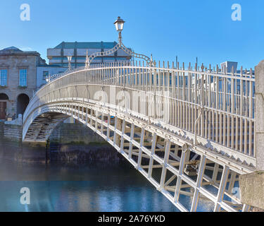 Half Penny Bridge, auch genannt Ha'Penny Bridge, auf einem bridht Tag unter blauem Himmel in Dublin, Republik Irland, Stockfoto