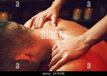 Masseur, Nacken Massage auf Mann im Spa Salon. Stockfoto