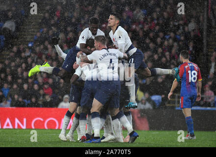 LONDON, ENGLAND - November 10, 2018: Juan Foyth von Tottenham feiert mit seinen Mannschaftskameraden, nachdem er ein Ziel während der 2018/19 Premier League Spiel zwischen Crystal Palace und Tottenham Hotspur an Selhurst Park gezählt. Stockfoto