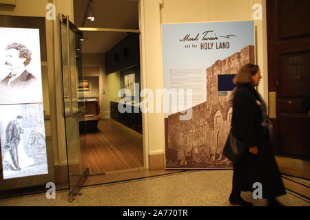 New York, USA. 29 Okt, 2019. Blick in die Ausstellung 'Mark Twain und das Heilige Land' in die New-York Historical Society am Central Park in Manhattan. Zu den 150. Jahrestag der Veröffentlichung des Buches 'Die Arglosen im Ausland" im Jahr 1896, das New Yorker Museum zeigt eine Ausstellung über die Reise des US-Thema, das dauerte fast ein halbes Jahr im Jahr 1867 und von New York per Schiff über Europa in den Nahen Osten liefen und zurück. (Dpa "Die Arglosen im Ausland': Blick über Mark Twains Reise nach Israel') Credit: Christina Horsten/dpa/Alamy leben Nachrichten Stockfoto
