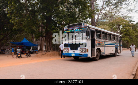 KANDY, SRI LANKA - 05. AUGUST 2019: Die meisten Überlandbusse in Sri Lanka sind schnell und unspezifisch Mann die Hand auf dem lokalen Bus. Stockfoto