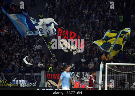 Rom, Italien. 30 Okt, 2019. Rom, Italien, 30. Oktober, 2019: Lazio Anhänger Flaggen während der italienischen Serie A Fußball Spiel 10 zwischen SS Lazio Rom und Turin, im Olympiastadion in Rom am 30. Oktober 2019. Credit: Unabhängige Fotoagentur/Alamy leben Nachrichten Stockfoto