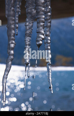 Eiszapfen und er Brücke mit Wassertropfen Stockfoto