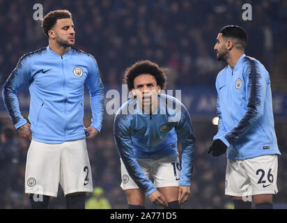 LONDON, ENGLAND - Dezember 8, 2018: Kyle Walker von der Stadt (L), Leroy Sane der Stadt (C) und Riad Mahrez der Stadt (R) im Bild vor der 2018/19 Premier League Spiel zwischen dem FC Chelsea und Manchester City an der Stamford Bridge. Stockfoto