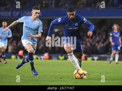 LONDON, ENGLAND - Dezember 8, 2018: Phil Foden der Stadt (L) und Ruben Loftus-Cheek von Chelsea (R) dargestellt, während die 2018/19 Premier League Spiel zwischen dem FC Chelsea und Manchester City an der Stamford Bridge. Stockfoto