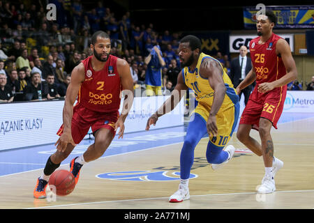 Aaron Harrison (2), Benjamin Emelogu (10) und Ben Moore (26) sind in der Tätigkeit während der 7 Tage EuroCup Gruppe D Match zwischen Asseco Arka Gdynia und Galatasaray Doga Sigorta Istanbul in Gdynia (Endstand; Arka Gdynia 78:83 Galatasaray Doga Sigorta Istanbul) Stockfoto