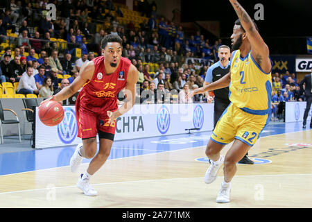 Ben Moore (26) und Leyton Hammonds (2) sind in der Tätigkeit während der 7 Tage EuroCup Gruppe D Match zwischen Asseco Arka Gdynia und Galatasaray Doga Sigorta Istanbul in Gdynia (Endstand; Arka Gdynia 78:83 Galatasaray Doga Sigorta Istanbul) Stockfoto