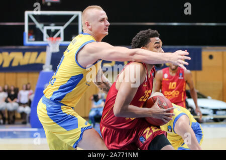 Dariusz Wyka (91) und Ben Moore (26) sind in der Tätigkeit während der 7 Tage EuroCup Gruppe D Match zwischen Asseco Arka Gdynia und Galatasaray Doga Sigorta Istanbul in Gdynia (Endstand; Arka Gdynia 78:83 Galatasaray Doga Sigorta Istanbul) Stockfoto