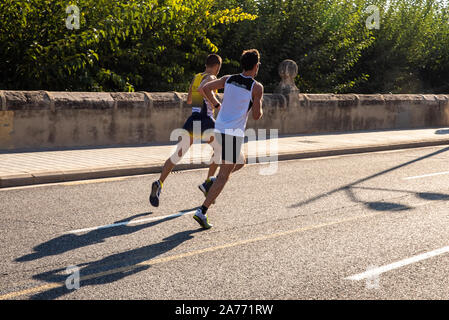 Valencia, Spanien - 27. Oktober 2019: Teilnehmer an einem Halbmarathon Rennen auf dem Asphalt der Stadt Valencia. Stockfoto