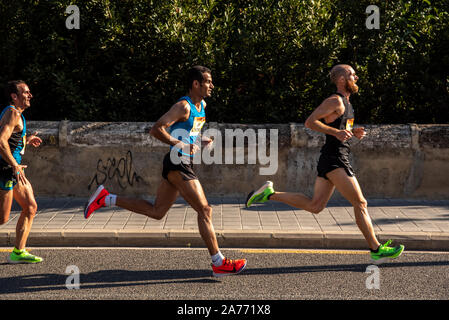 Valencia, Spanien - 27. Oktober 2019: Teilnehmer an einem Halbmarathon Rennen auf dem Asphalt der Stadt Valencia, Nike vaporfly Nächste Stockfoto