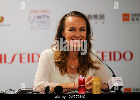 Schweizer ehemalige professionelle Tennisspielerin Martina Hingis erscheint auf einer Pressekonferenz ab und beantwortet Fragen der Presse während 2019 WTA-Finale in Shenzhen City, Provinz Guangdong im Süden Chinas, 28. Oktober 2019. Stockfoto