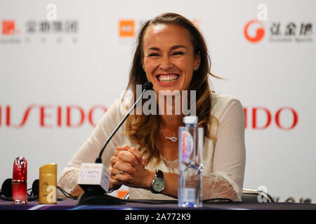 Schweizer ehemalige professionelle Tennisspielerin Martina Hingis erscheint auf einer Pressekonferenz ab und beantwortet Fragen der Presse während 2019 WTA-Finale in Shenzhen City, Provinz Guangdong im Süden Chinas, 28. Oktober 2019. Stockfoto