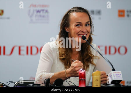 Schweizer ehemalige professionelle Tennisspielerin Martina Hingis erscheint auf einer Pressekonferenz ab und beantwortet Fragen der Presse während 2019 WTA-Finale in Shenzhen City, Provinz Guangdong im Süden Chinas, 28. Oktober 2019. Stockfoto