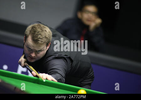 Shaun Murphy von England spielt einen Schuß zu Alan McManus Schottlands an der ersten Runde der 2019 World Open in Fuzhou County, Shanrao Stadt, im Osten der Provinz Jiangxi, China vom 28. Oktober 2019. Alan McManus Schottlands wurde von Shaun Murphy von England mit 2-5 in der ersten Runde der 2019 World Open in Fuzhou county besiegt, Shanrao Stadt, im Osten der Provinz Jiangxi, China vom 28. Oktober 2019. Stockfoto