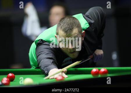 Mark Allen in Nordirland spielt einen Schuß an Ken Doherty Irlands bei der ersten Runde der 2019 World Open in Fuzhou County, Shanrao Stadt, im Osten der Provinz Jiangxi, China vom 29. Oktober 2019. Ken Doherty von Irland wurde von Mark Allen Nordirland mit 3-5 in der ersten Runde der 2019 World Open in Fuzhou county besiegt, Shanrao Stadt, im Osten der Provinz Jiangxi, China vom 29. Oktober 2019. Stockfoto