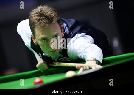 Ken Doherty von Irland spielt einen Schuß zu Mark Allen Nordirlands bei der ersten Runde der 2019 World Open in Fuzhou County, Shanrao Stadt, im Osten der Provinz Jiangxi, China vom 29. Oktober 2019. Ken Doherty von Irland wurde von Mark Allen Nordirland mit 3-5 in der ersten Runde der 2019 World Open in Fuzhou county besiegt, Shanrao Stadt, im Osten der Provinz Jiangxi, China vom 29. Oktober 2019. Stockfoto