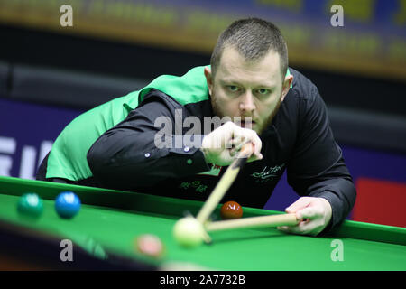 Mark Allen in Nordirland spielt einen Schuß an Ken Doherty Irlands bei der ersten Runde der 2019 World Open in Fuzhou County, Shanrao Stadt, im Osten der Provinz Jiangxi, China vom 29. Oktober 2019. Ken Doherty von Irland wurde von Mark Allen Nordirland mit 3-5 in der ersten Runde der 2019 World Open in Fuzhou county besiegt, Shanrao Stadt, im Osten der Provinz Jiangxi, China vom 29. Oktober 2019. Stockfoto