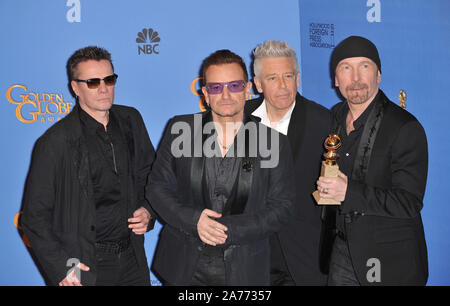 LOS ANGELES, Ca - 12. JANUAR 2014: U2 mit Bono & Edge in der Presse Zimmer auf der 71. jährlichen Golden Globe Awards © 2014 Paul Smith/Featureflash Stockfoto