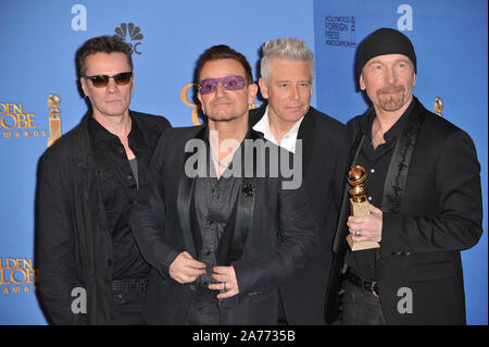 LOS ANGELES, Ca - 12. JANUAR 2014: U2 mit Bono & Edge in der Presse Zimmer auf der 71. jährlichen Golden Globe Awards © 2014 Paul Smith/Featureflash Stockfoto