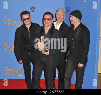 LOS ANGELES, Ca - 12. JANUAR 2014: U2 mit Bono & Edge in der Presse Zimmer auf der 71. jährlichen Golden Globe Awards © 2014 Paul Smith/Featureflash Stockfoto