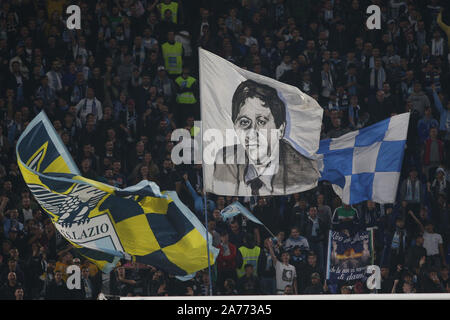 Rom, Italien. 30 Okt, 2019. Rom, Italien, 30. Oktober, 2019: Fahnen Lazio Anhänger während der italienischen Serie A Fußball Spiel 10 zwischen SS Lazio Rom und Turin, im Olympiastadion in Rom am 30. Oktober 2019. Credit: Unabhängige Fotoagentur/Alamy leben Nachrichten Stockfoto