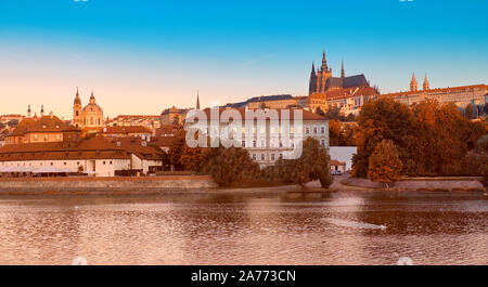 Stadtbild von Prag auf goldenen Moring im Herbst. Blick auf St. Vitus Kathedrale und die Prager Burg über der Moldau an einem hellen Tag im Herbst. Panoramic i Stockfoto