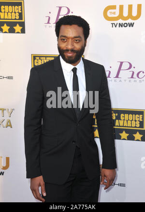 SANTA MONICA, CA - 16. JANUAR 2014: Chiwetel Ejiofor am 19. jährlichen Critics' Choice Awards im Barker Hangar, Santa Monica Airport. © 2014 Paul Smith/Featureflash Stockfoto